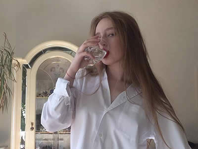 撩妹技能幽默聊天问我是谁?怎么幽默的跟女生聊天?